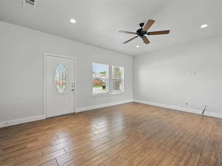 4909 Jefferson St — Photo 3