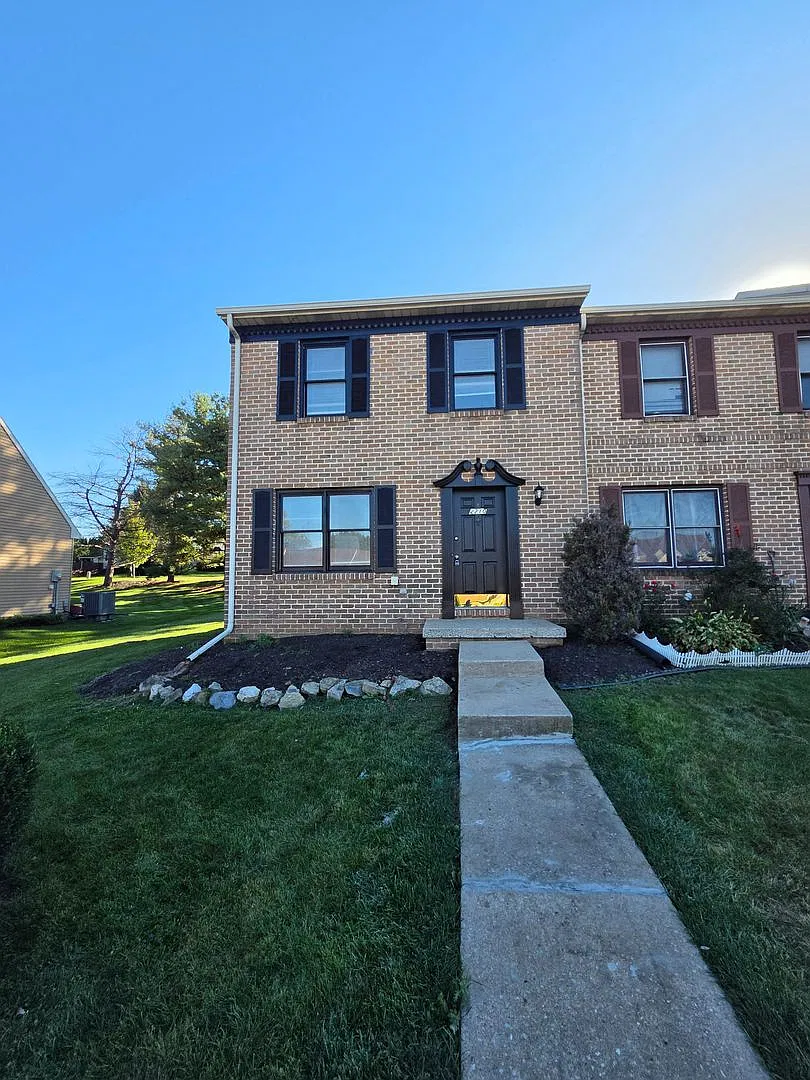 Classic historic replica townhouse offering modern convenience off the beaten path on a wonderful... — Photo 1