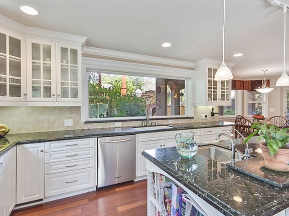 5th image of 114 Gainsborough Cir
