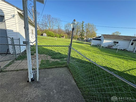 5th image of 352 Willaston Dr