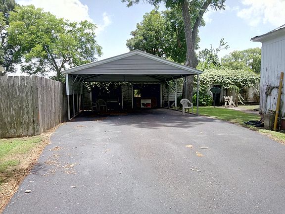 3rd image of 105 E Brackenridge St