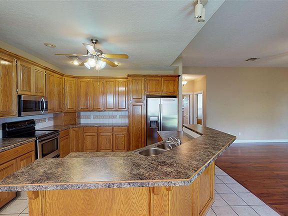 4th image of 440 NE Sunset Dr