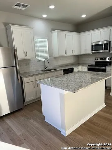 3 bed, 2.5 bath, 2576 sqft, $1,900 — Photo 3