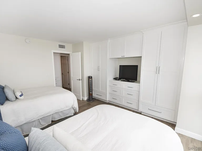 1710 Avenida Del Mundo #1008 — Photo 7