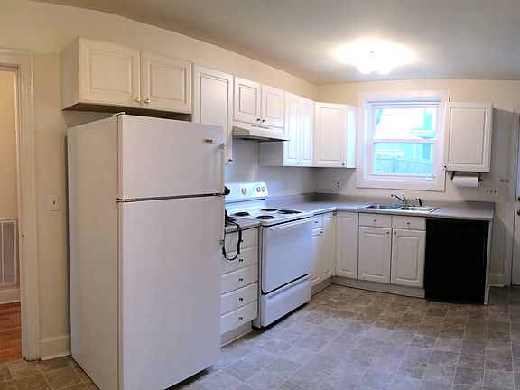 Kitchen with w/d hookips