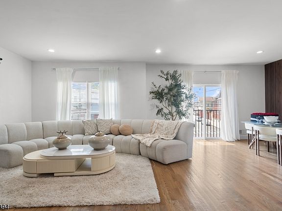 2nd image of 461 1St Ave