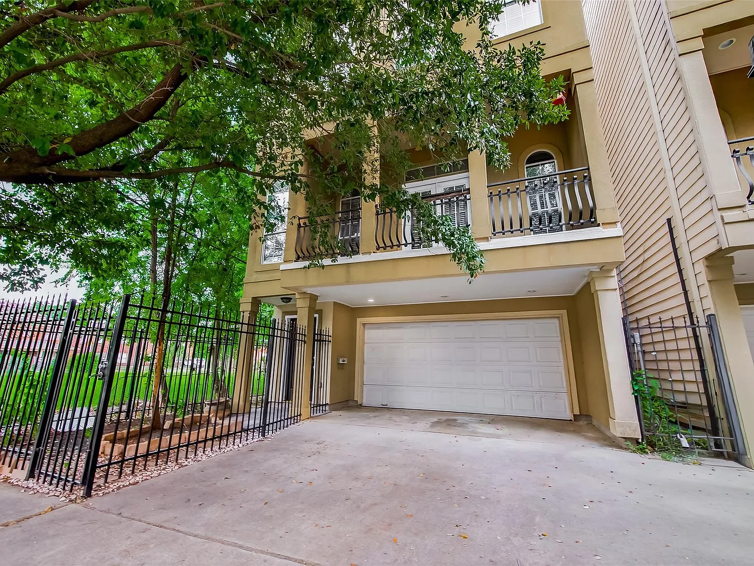 3 bed, 3.5 bath, 2621 sqft, $2,995 — Photo 3