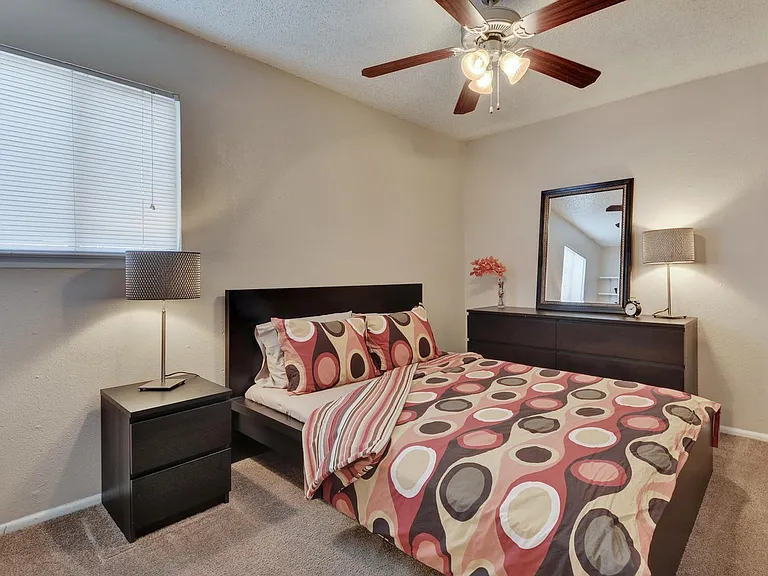 Affordable Domain units - Great move in Specials! — Photo 14