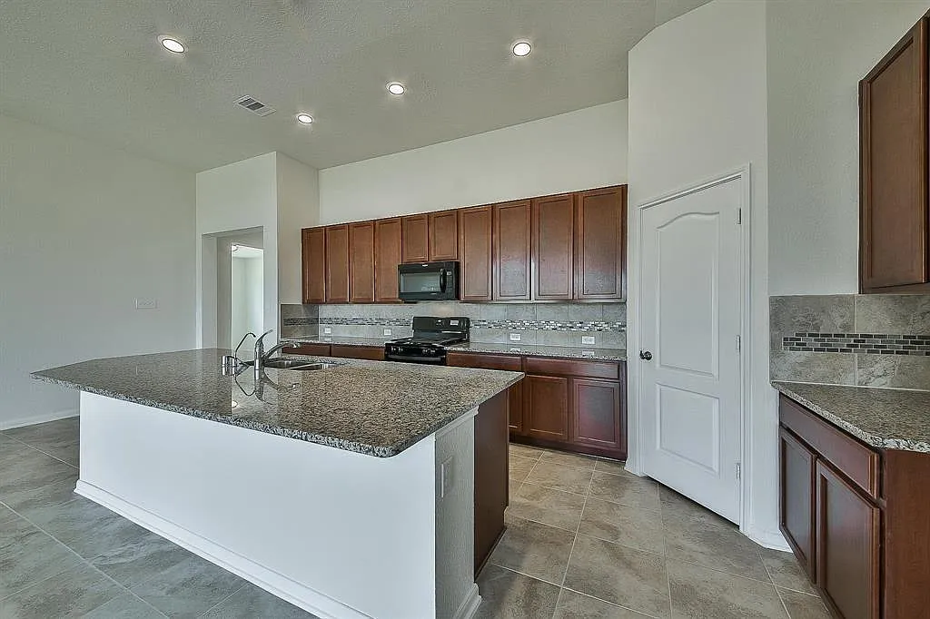 3 bed, 2480 sqft, $2,350 — Photo 4