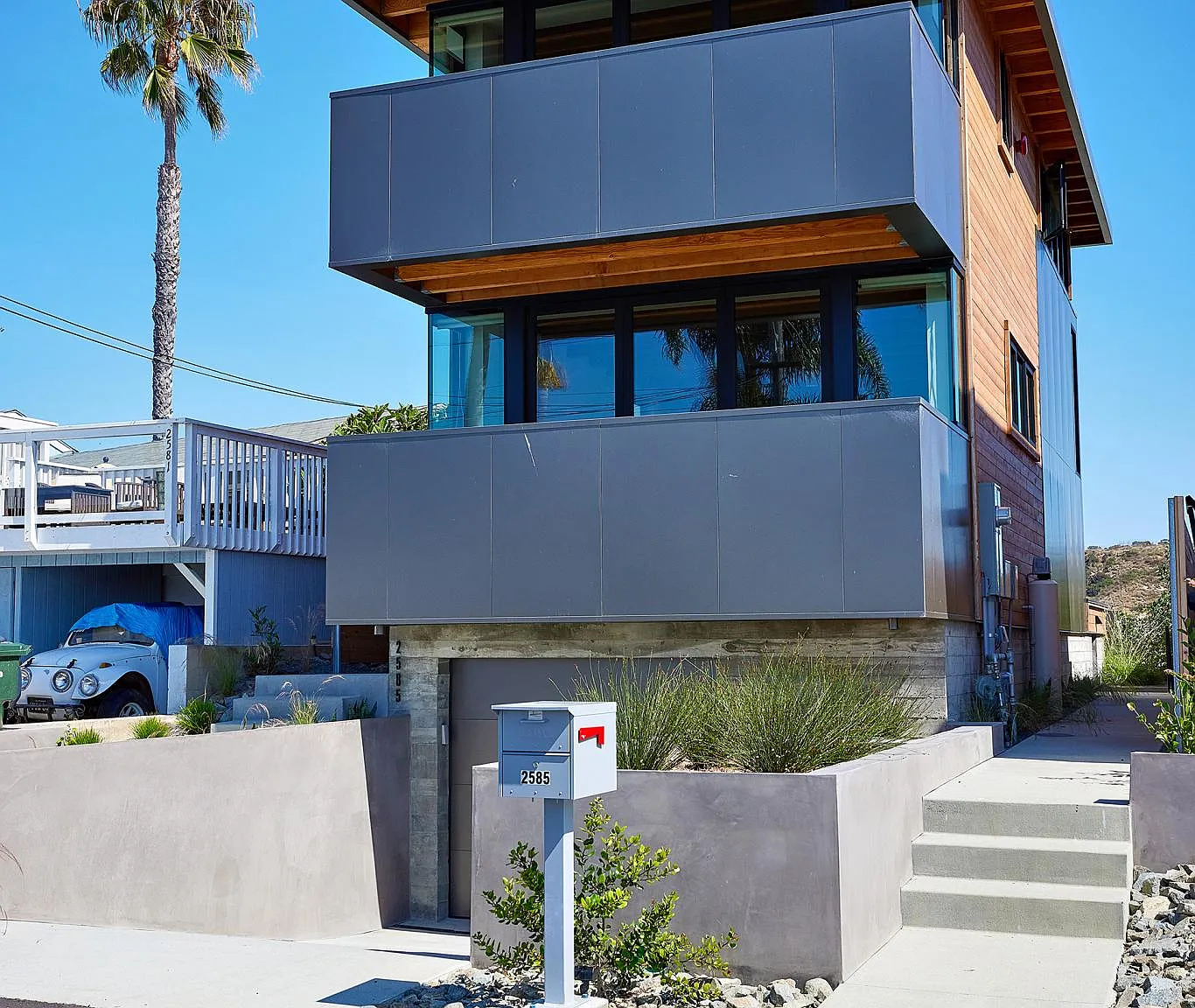 2585 Montgomery Ave — Photo 3