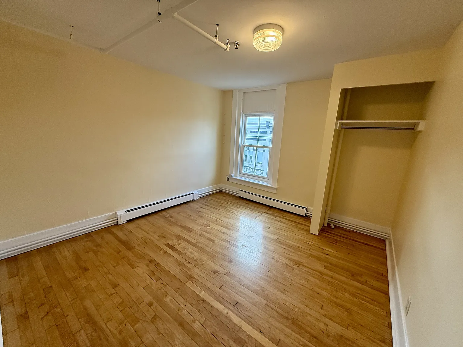 203 College St — Photo 3