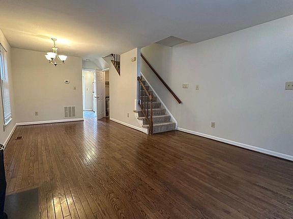 3rd image of 529 Colecroft Ct