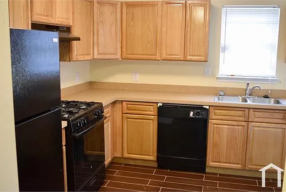 3 bed, 1350 sqft, $2,000 — Photo 4