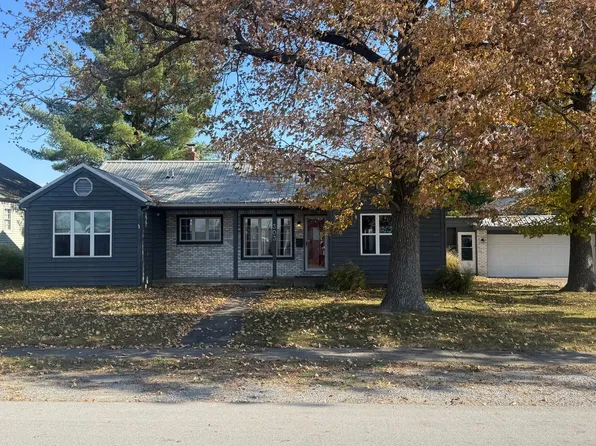 303 S 4th St, Marion, IL 62959