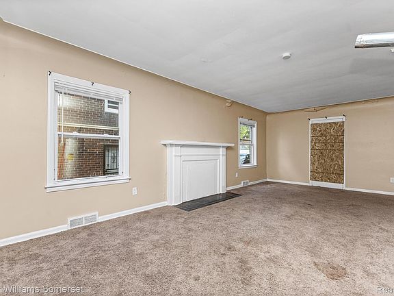 4th image of 15470 Mapleridge St