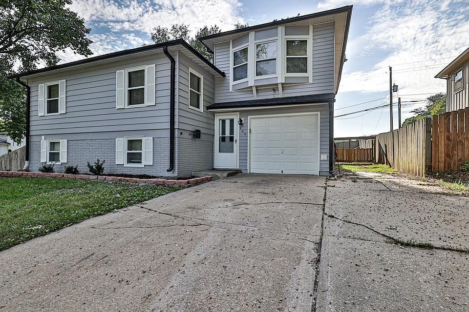 1st image of 904 N Arrowhead Dr