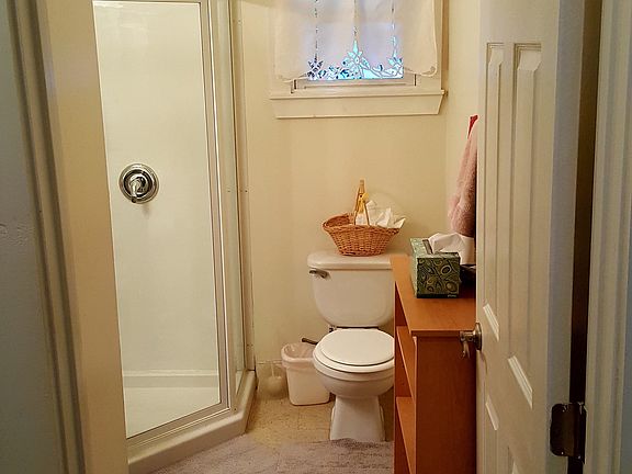 5th image of 418 E Woodlawn Ave