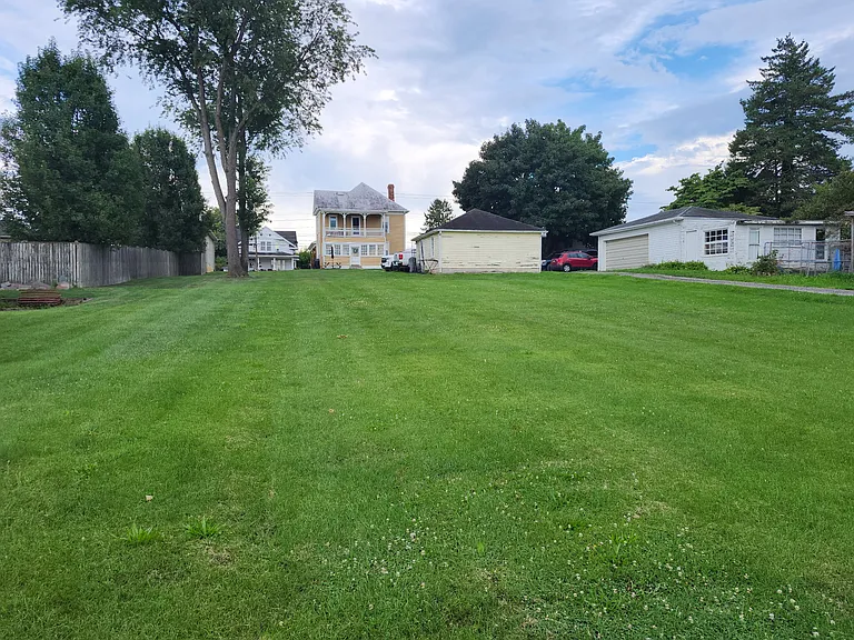 402 E King St — Photo 2
