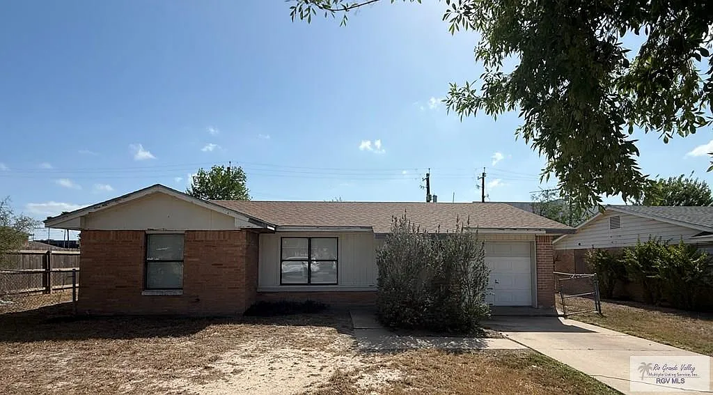 3 bed, 1.0 bath, 961 sqft, $1,200 — Photo 2