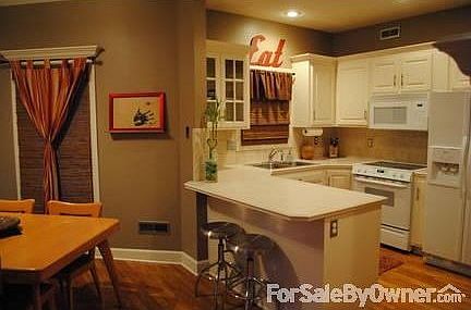 Kitchen : With eat-in area, bar and a formal dining room