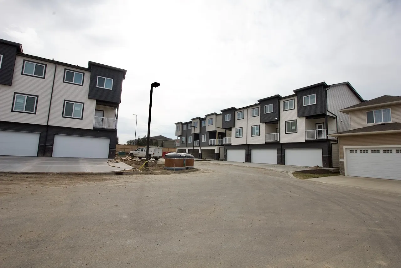 3 Bed 2.5 Bath Dbl Garage Balcony Townhouse For Rent Leduc — Photo 3