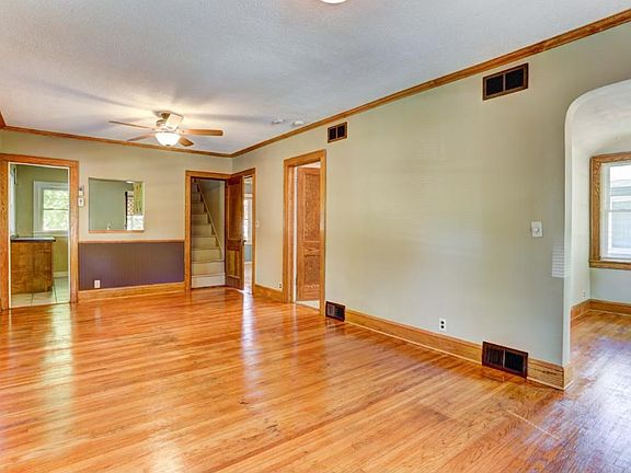 4th image of 4047 Queen Ave N