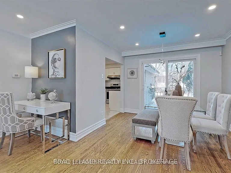 17 Baroness Cres #UPPER — Photo 8