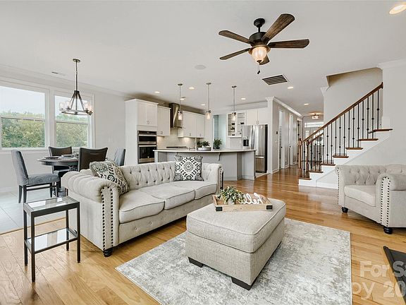 5th image of 10169 Castlebrooke Dr