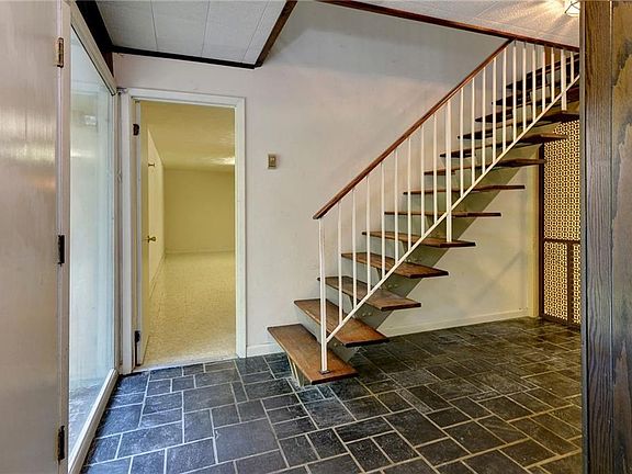5th image of 106 Crown Ct