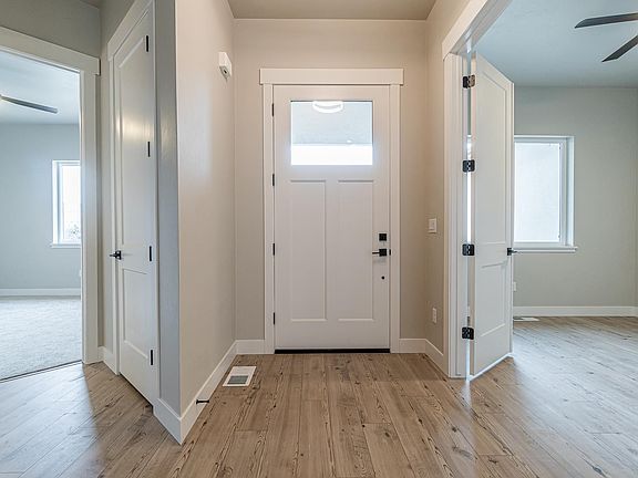 3rd image of 376 Aiguille Dr