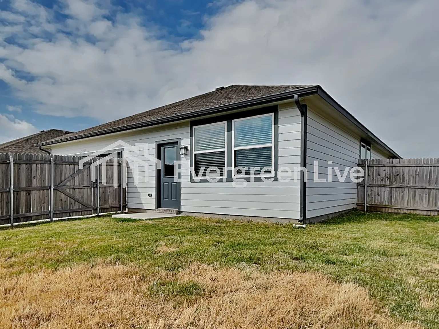 4 bed, 2.0 bath, 2008 sqft, $2,195 — Photo 2