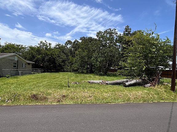 5th image of 402 Bay Oaks Dr