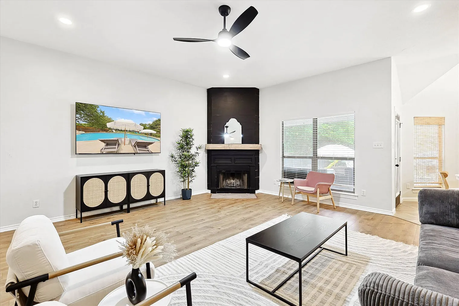 5 bed, 2.0 bath, 2389 sqft, $11,424 — Photo 4