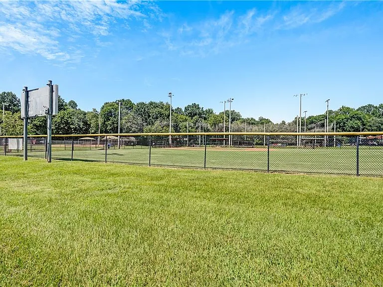2127 Desmond Dr — Photo 25