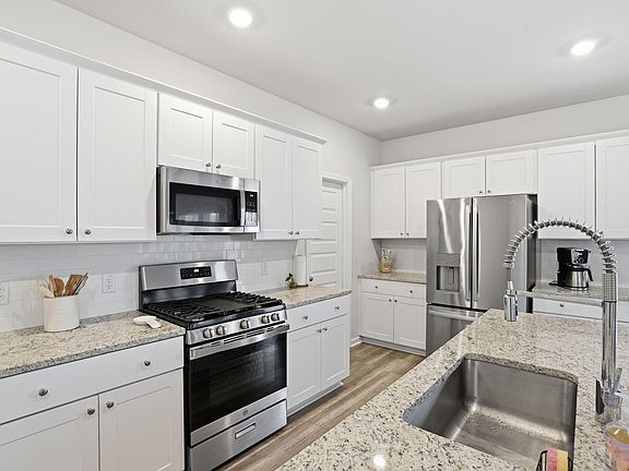 5th image of 704 Pine Warbler Ln
