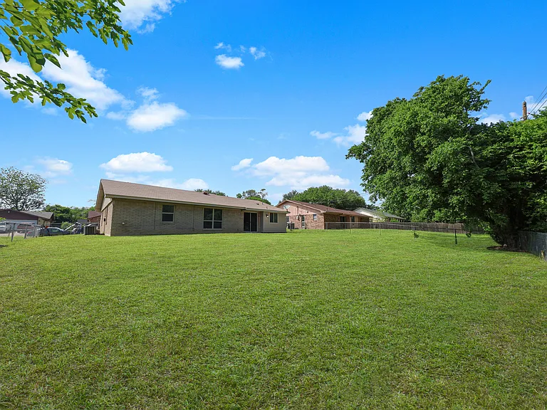 2902 Lawndale St — Photo 18