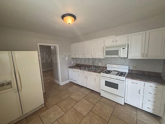 4th image of 3633 N Lloyd Cir