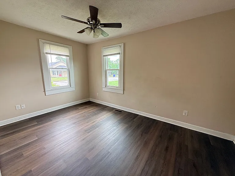 1307 Magnolia St — Photo 9