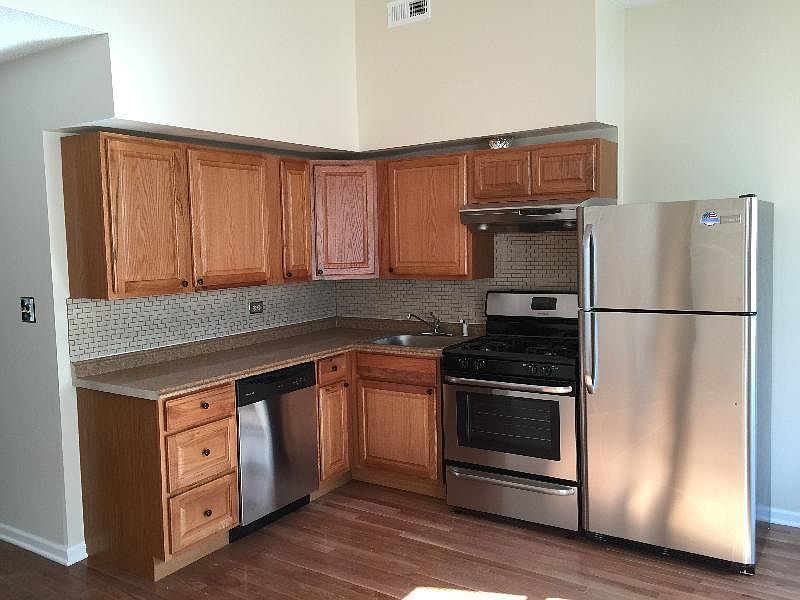 1st image of 2521 N Lincoln Ave #L3