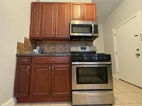 621 8th St, Union City, NJ