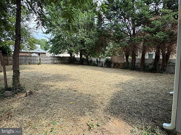 2nd image of 916 Crawford Dr
