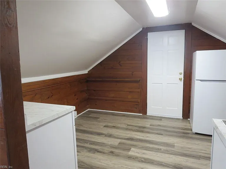 409 Hobart Ave #C — Photo 16