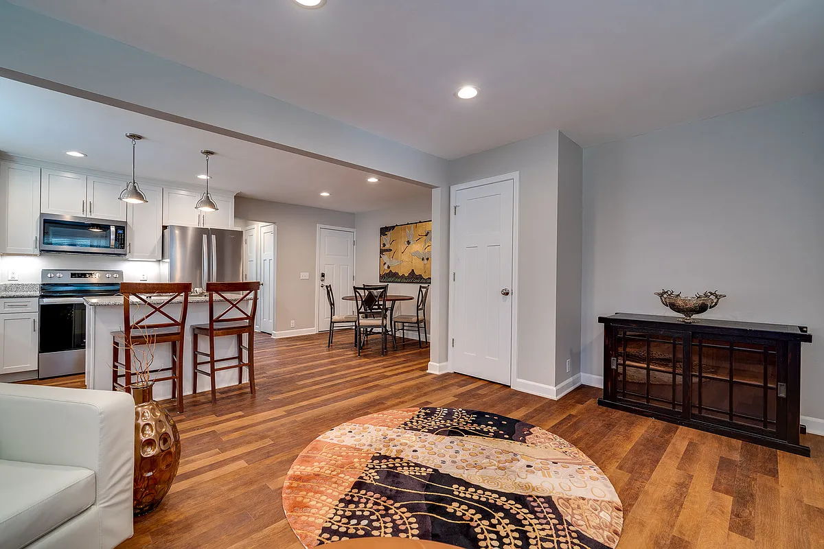 Building Photo - 308 Constantia Ave #5
