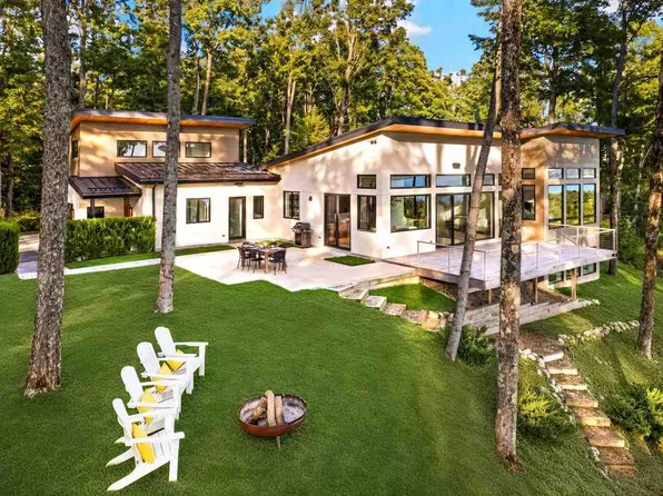 2075 Rivage Dr, Harbor Springs, MI 49740