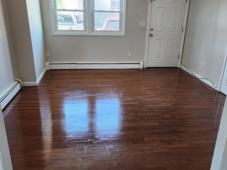 33-37 W Railroad Ave #3 — Photo 4