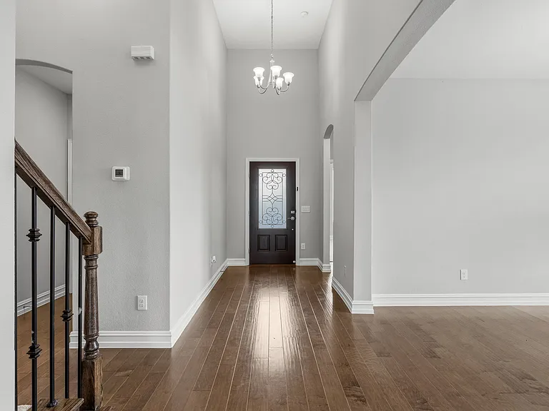 5901 Silverhollow Dr — Photo 2