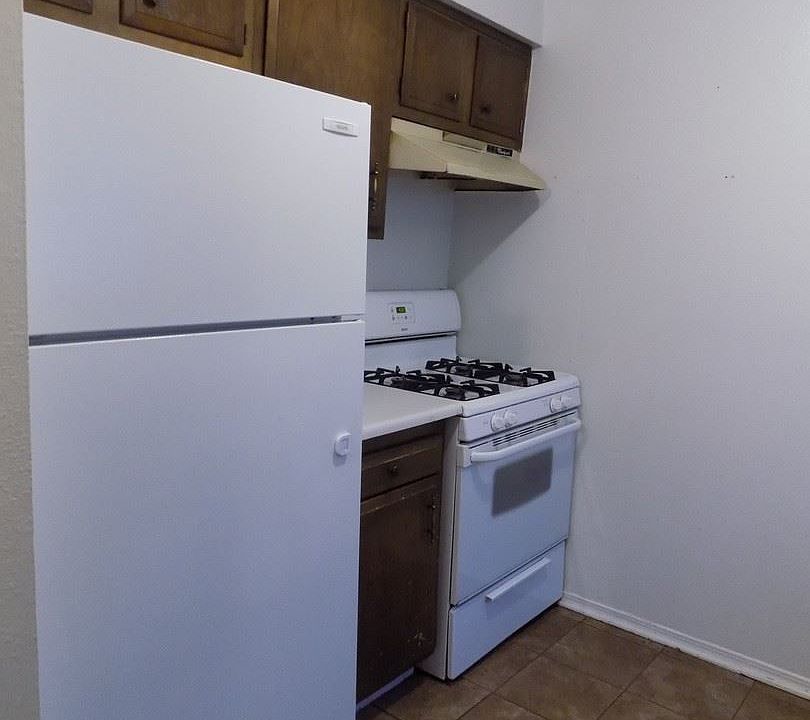 1st image of 313 Columbia Dr SE #D
