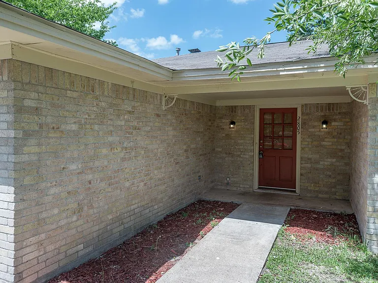 2805 Normand Dr — Photo 2
