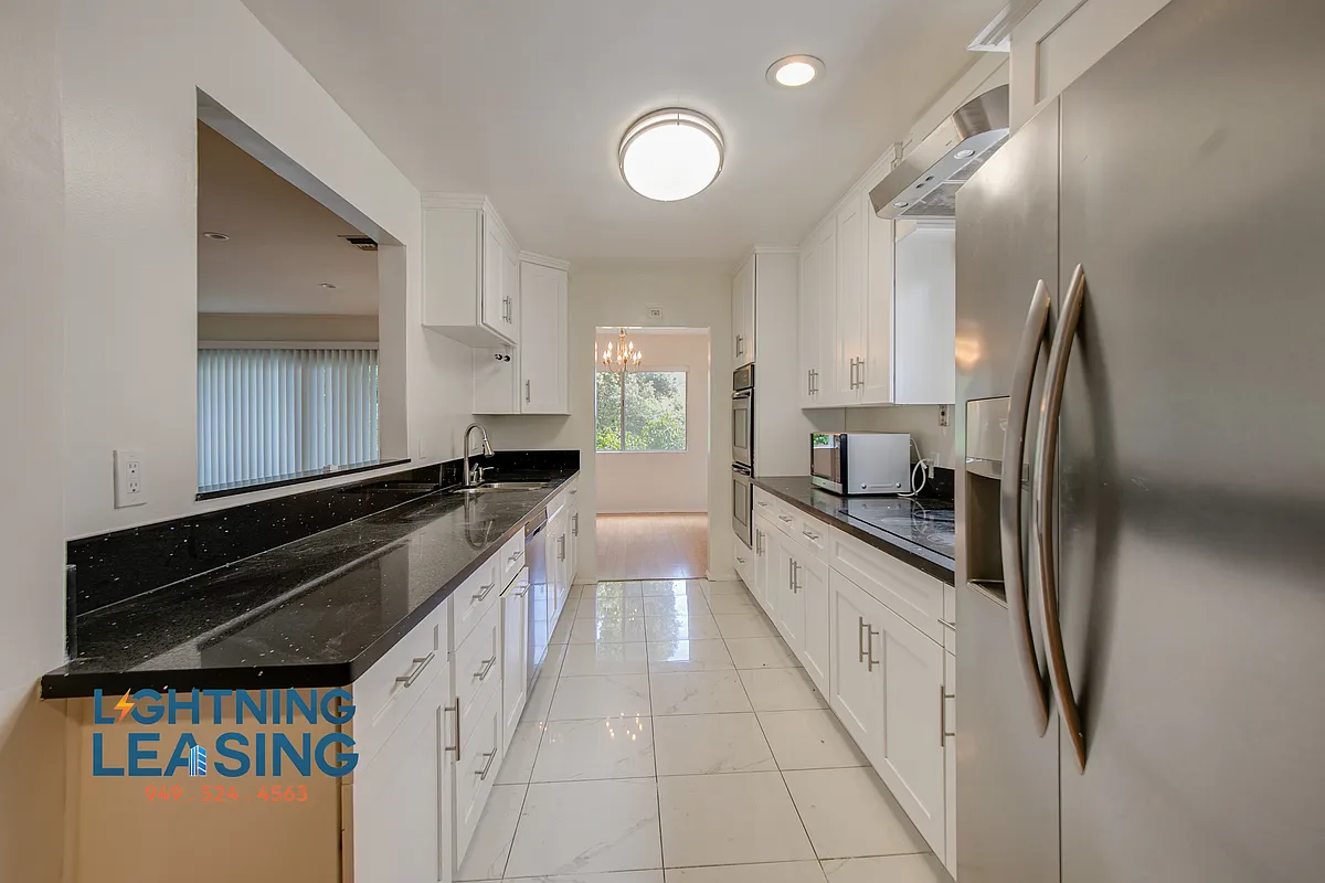 Building Photo - 150 N Clark Dr #4
