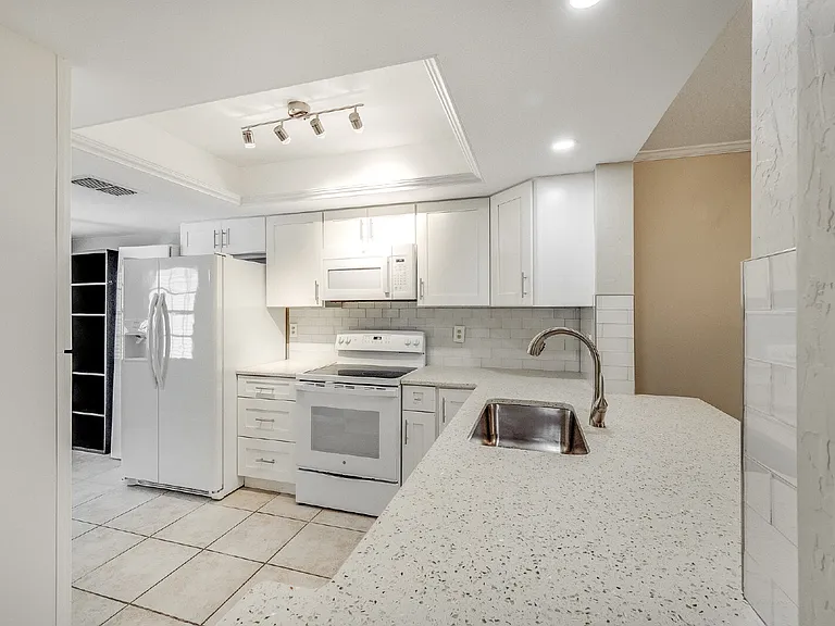 255 Paradise Blvd #10 — Photo 8